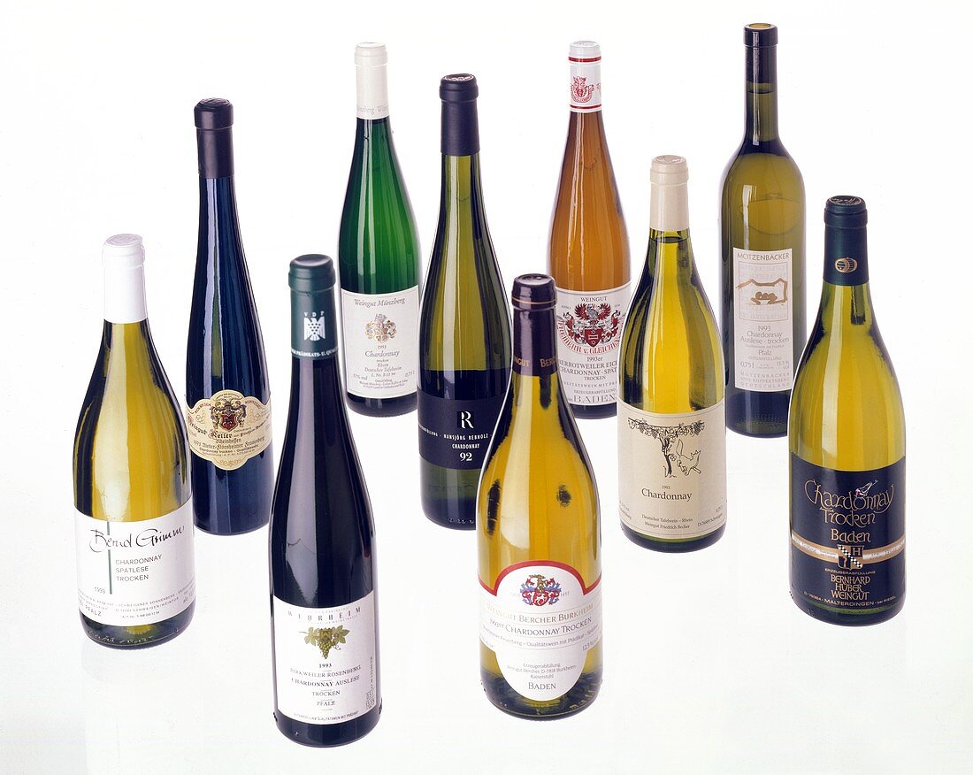 Auswahl edler Chardonnay-Weissweinflaschen aus Deutschland