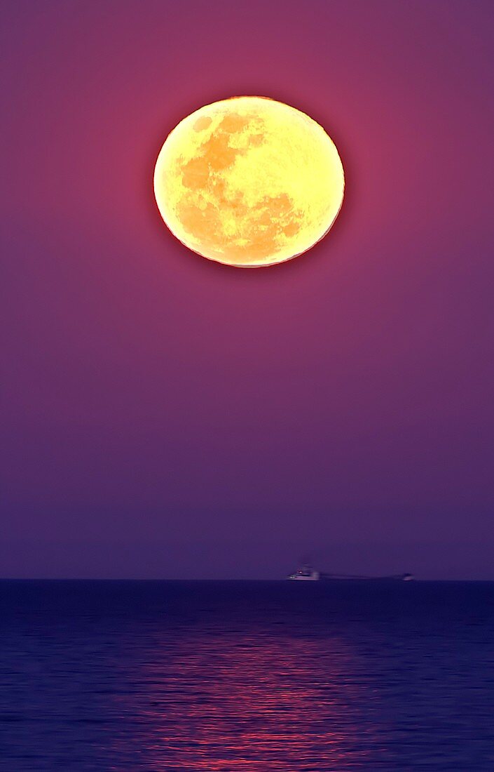 Full Moon rising over the sea