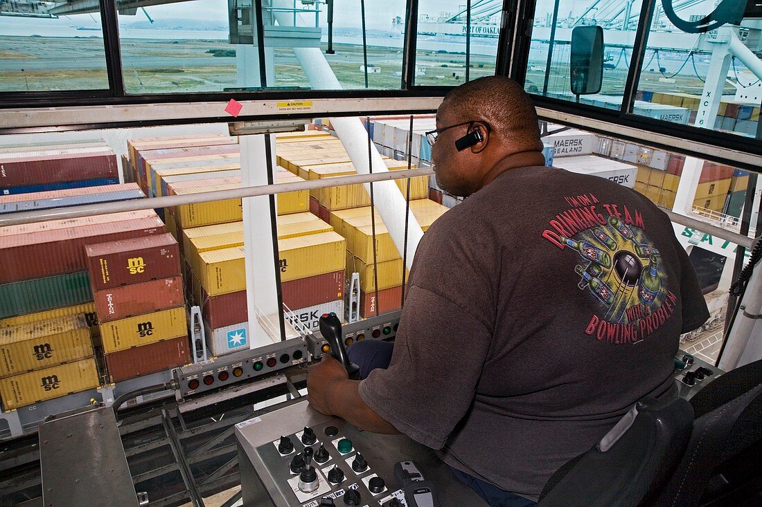 Loading cargo containers