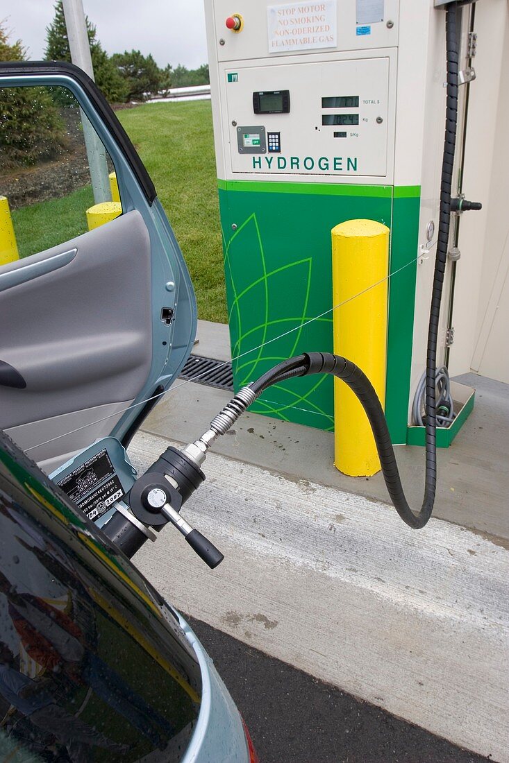 Refuelling hydrogen-powered vehicles