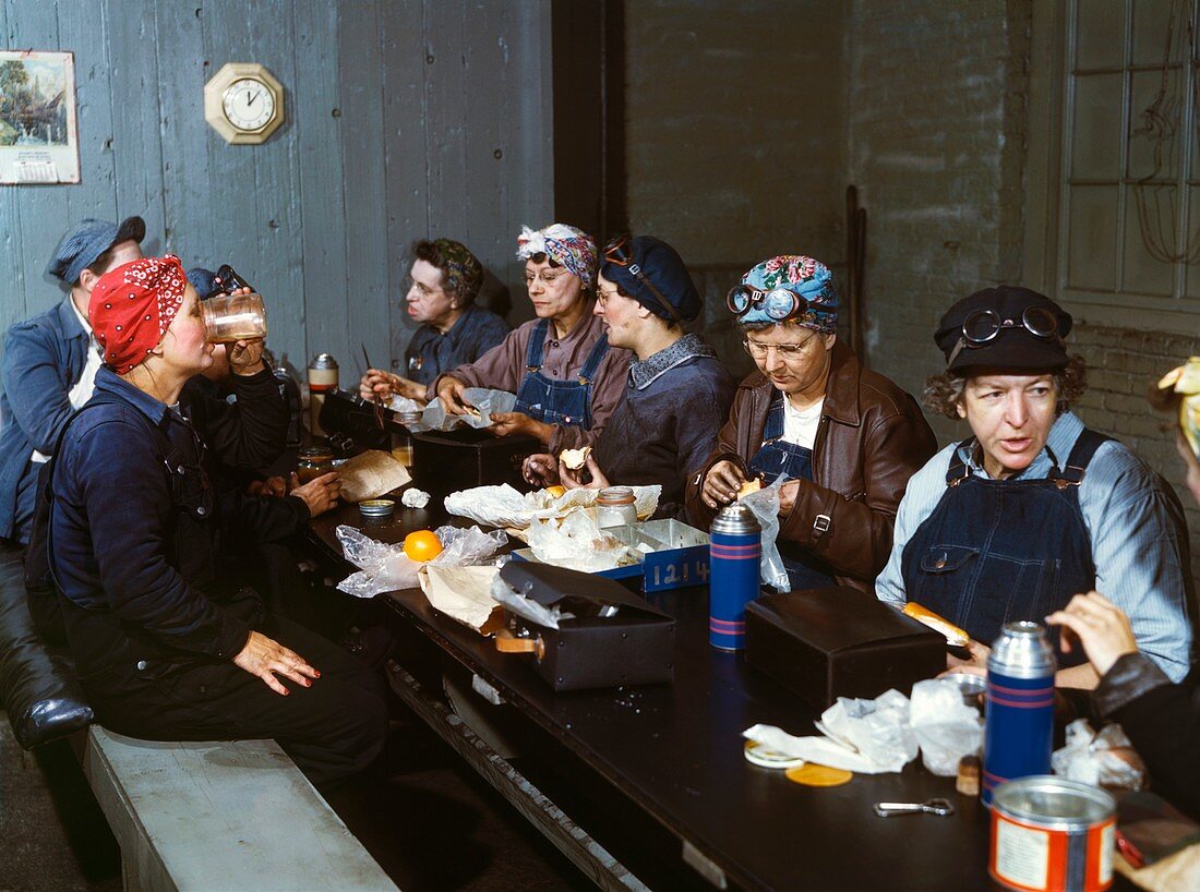 Women railway workers at lunch,USA 1943