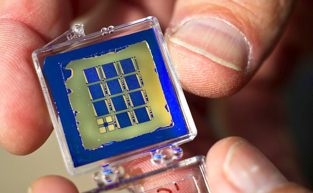 Miniature solar cell