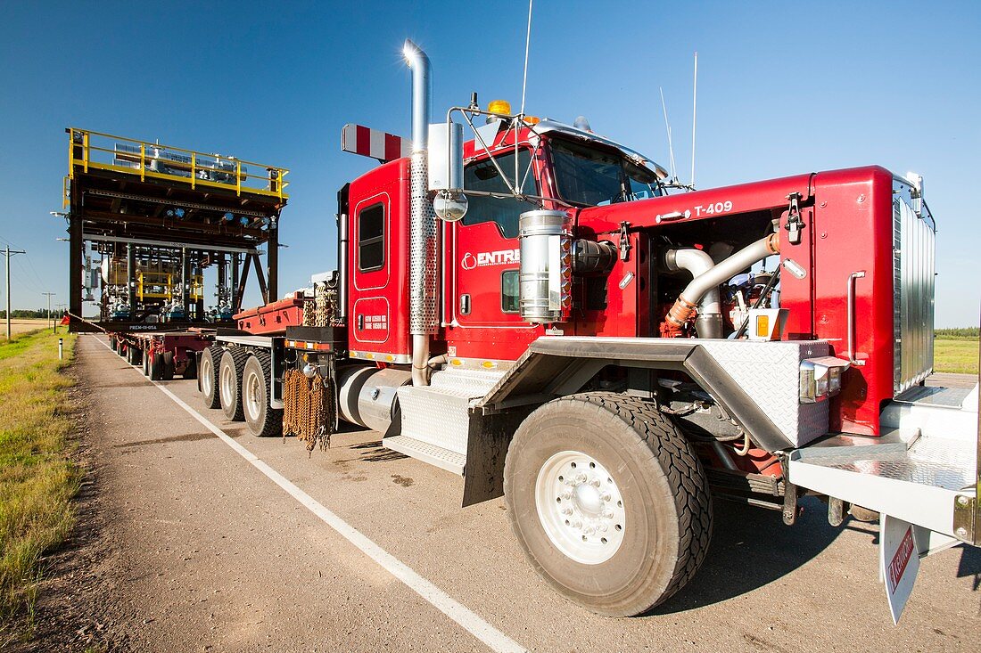 Trucks haul load of tar sands equipment