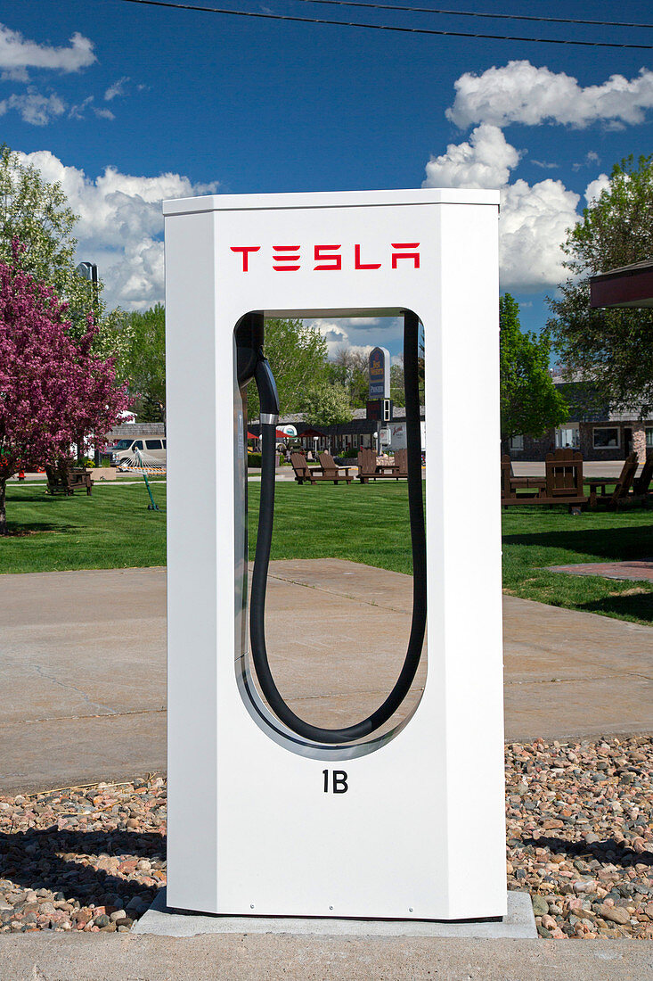 Electric vehicle charging station