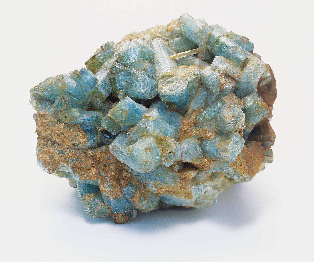 Mass of prismatic aquamarine crystals