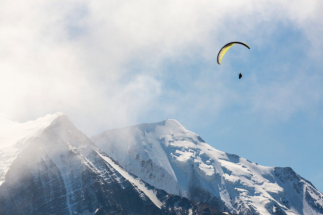 A Paraponter over Mont Blanc