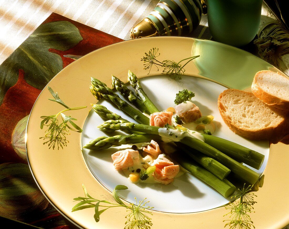 Green asparagus with salmon and cream sauce