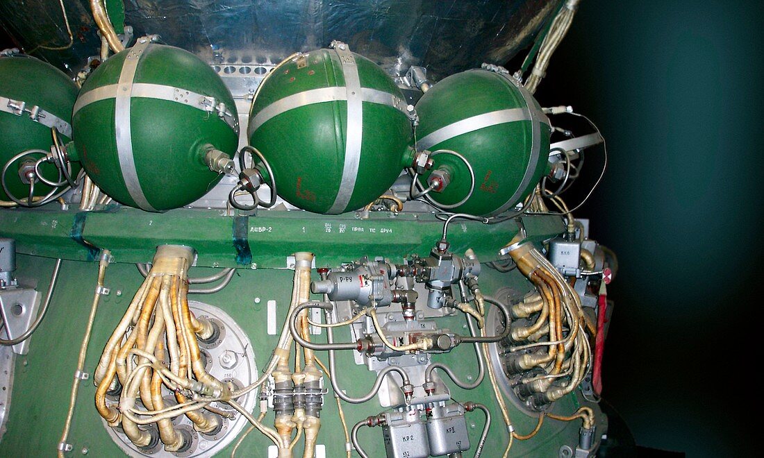 Vostok spacecraft capsule mounting system