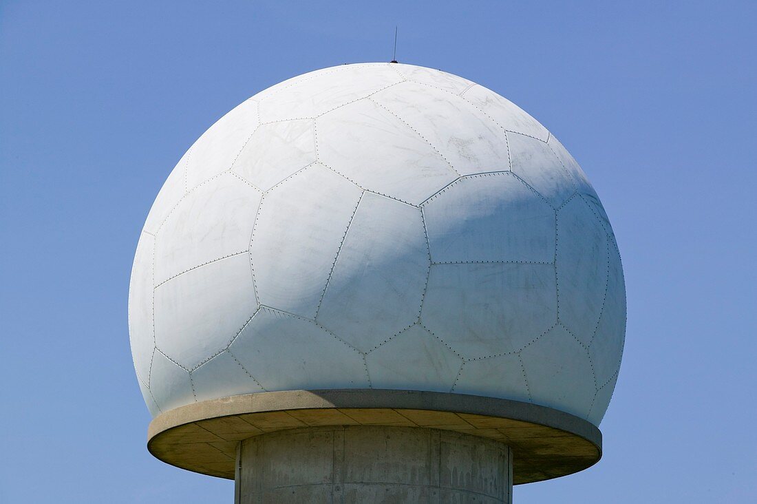 An early warning radar station