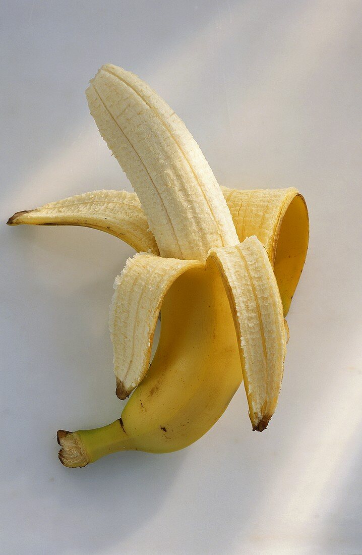 Eine halb geöffnete Banane