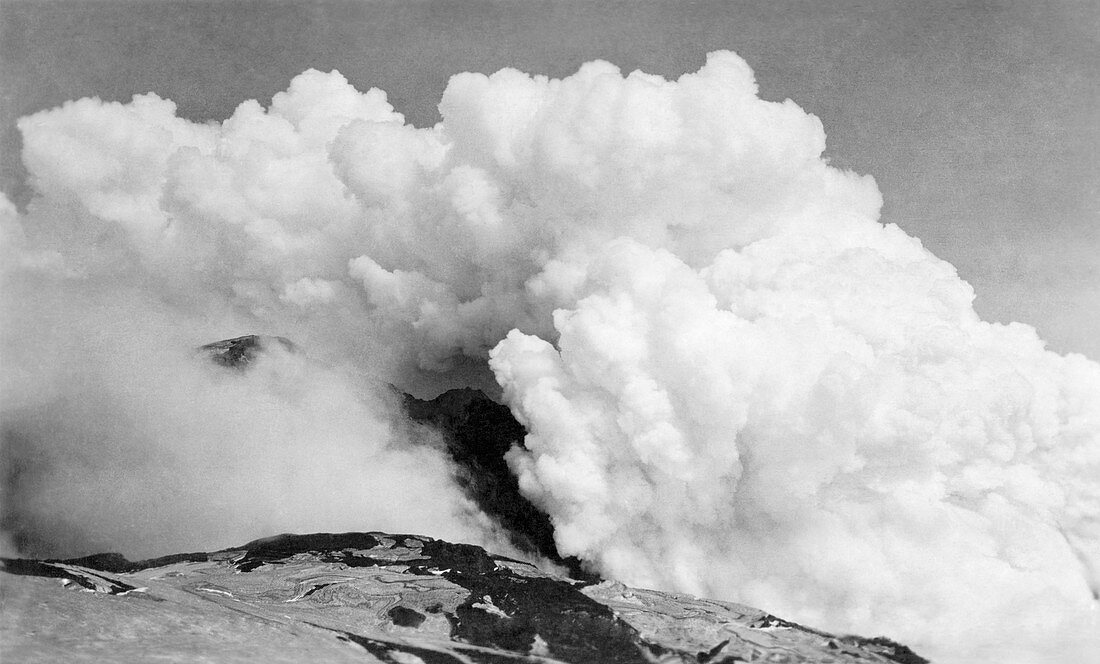 Katmai volcano erupting,Alaska,1913