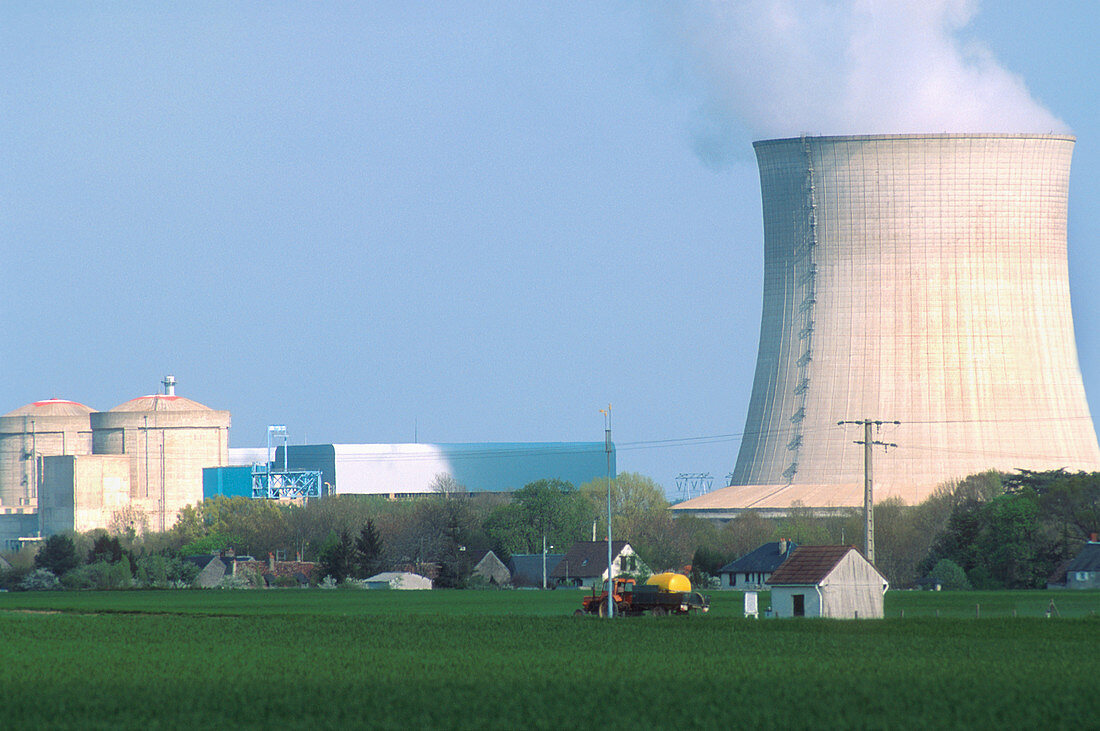 Nuclear power plant and cooling tower