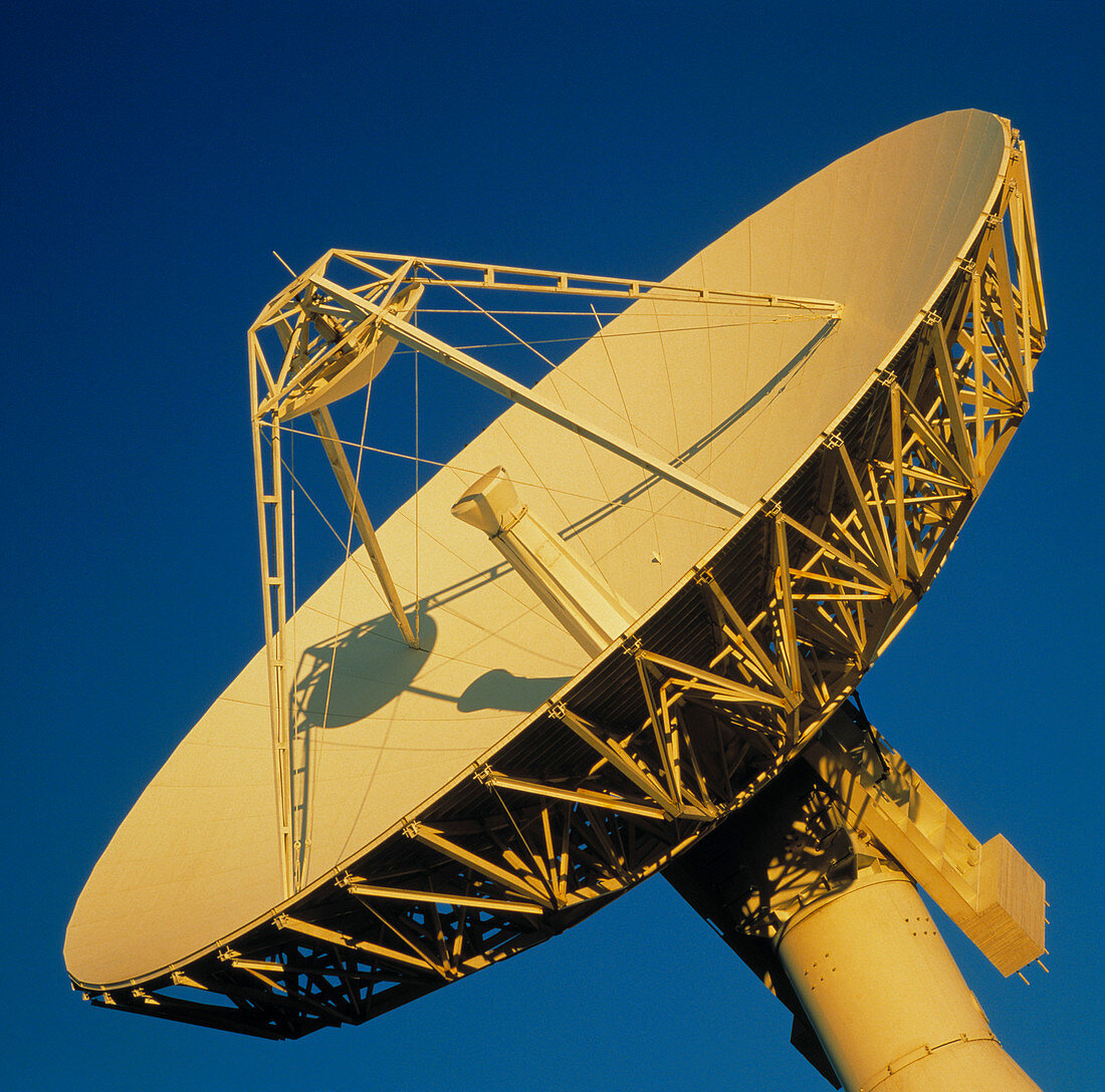 Satellite tracking antenna