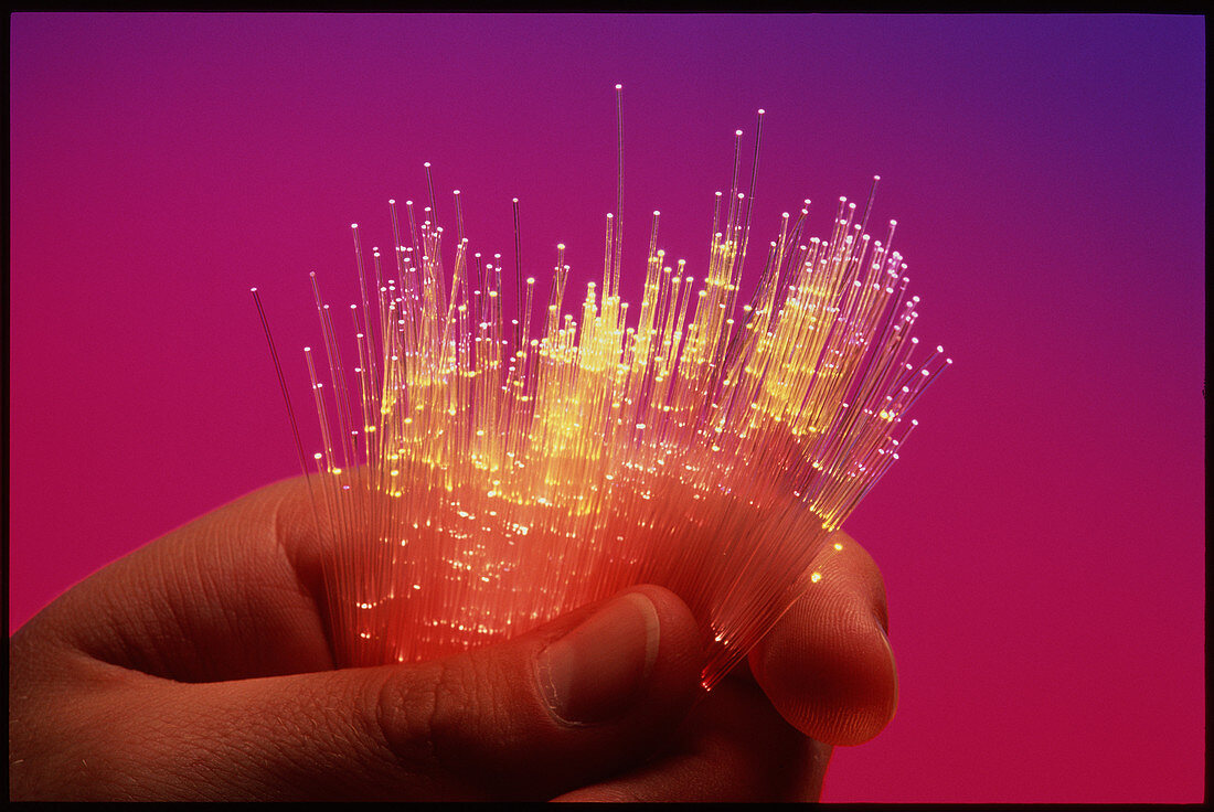 Cable of optical fibres conducting light