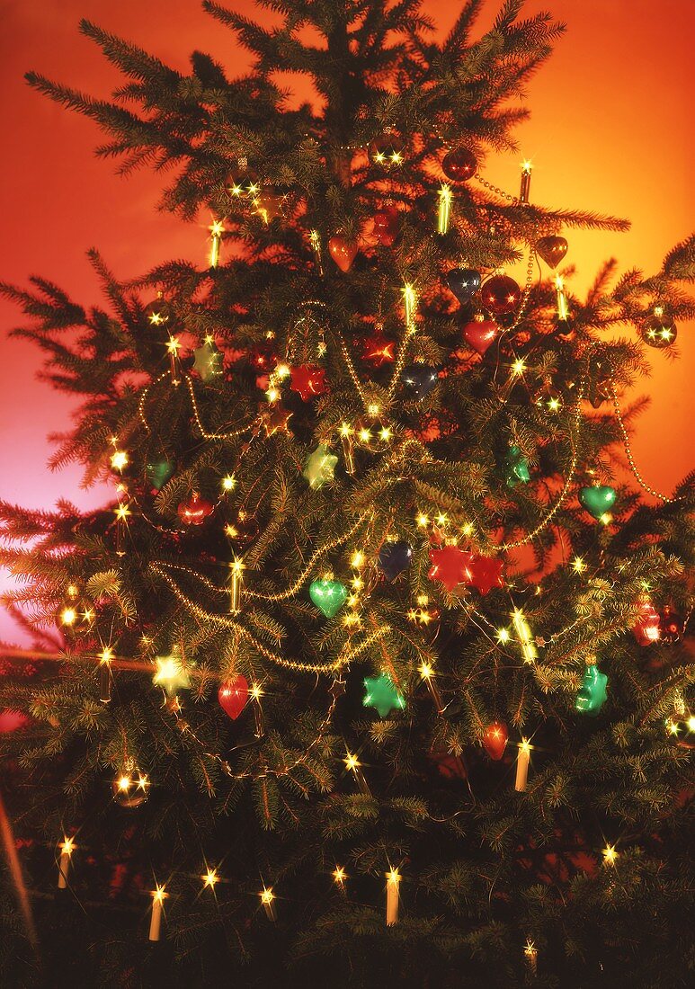 Dekorierter Weihnachtsbaum mit buntem Baumbehang
