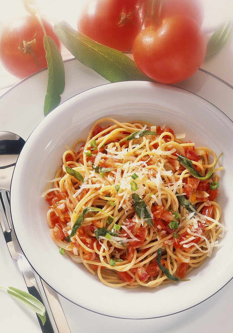 Vollwertspaghetti mit Tomaten, Salbei, Schnittlauch& Parmesan