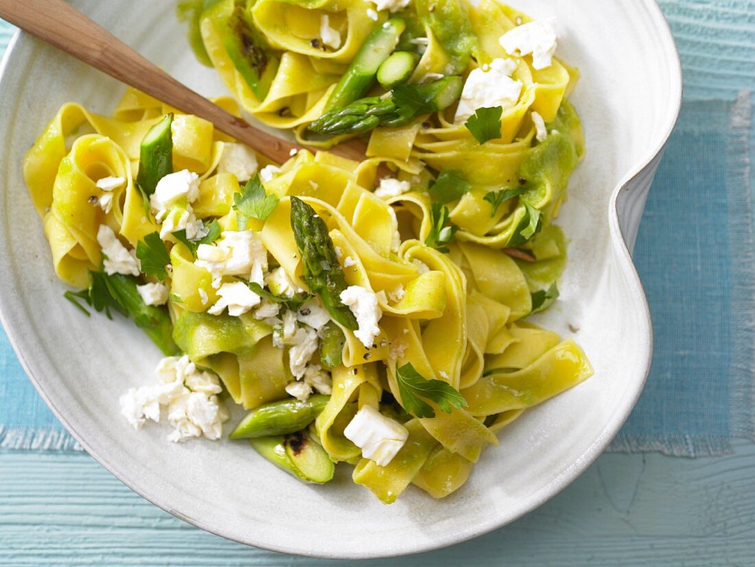 Bandnudeln mit grünem Spargel und Schafskäse