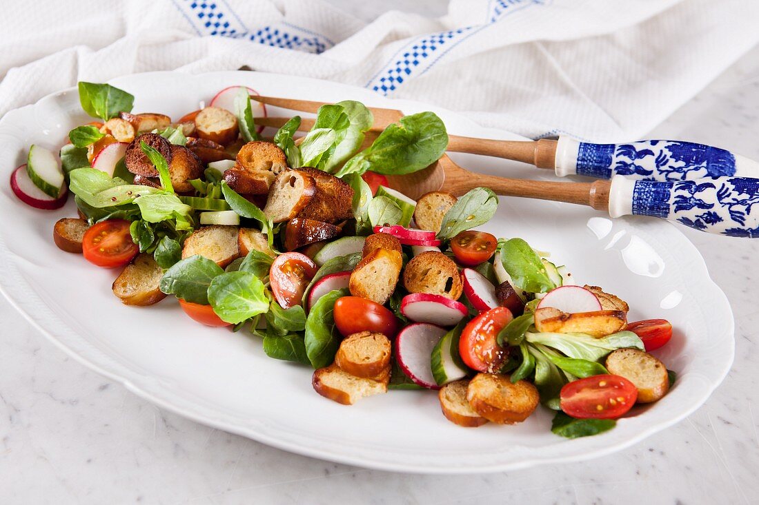 Brezen-Salat mit Feldsalat, Gurke, Radieschen und Tomaten