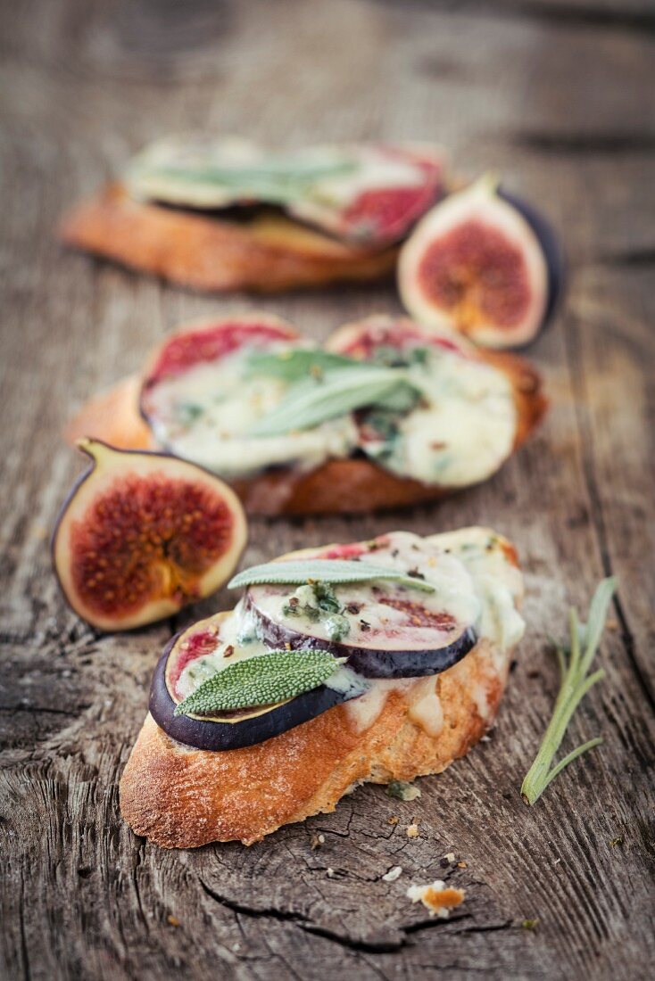 Crostini with figs, blue cheese and sage
