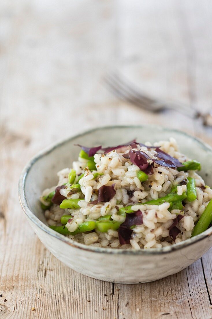 Risotto with green asparagus and seaweed