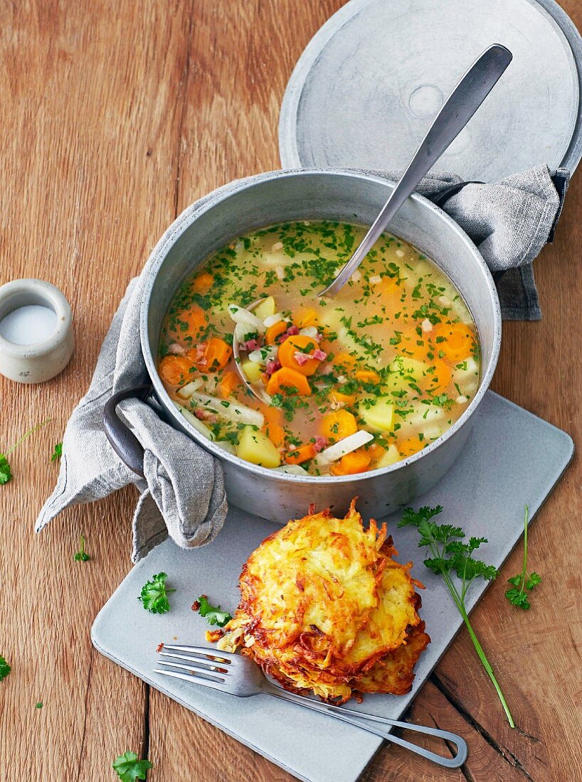 Rübensuppe mit Kniala (Kartoffelpuffer)