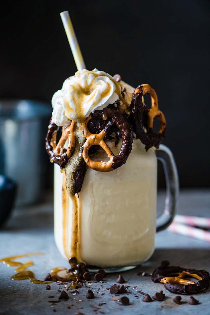 Freak Shake mit Schokoladenbrezeln, Karamellsauce und Sahne