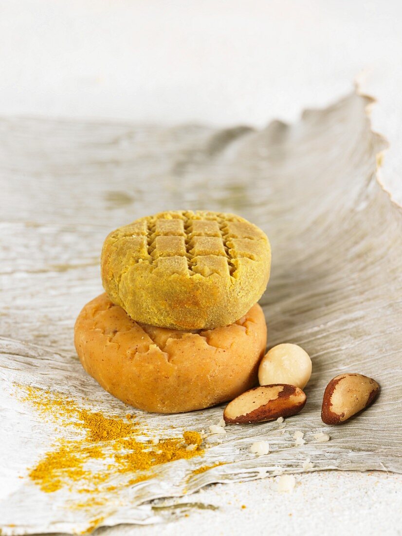 Veganer Macadamia-Paranusskäse mit Curry