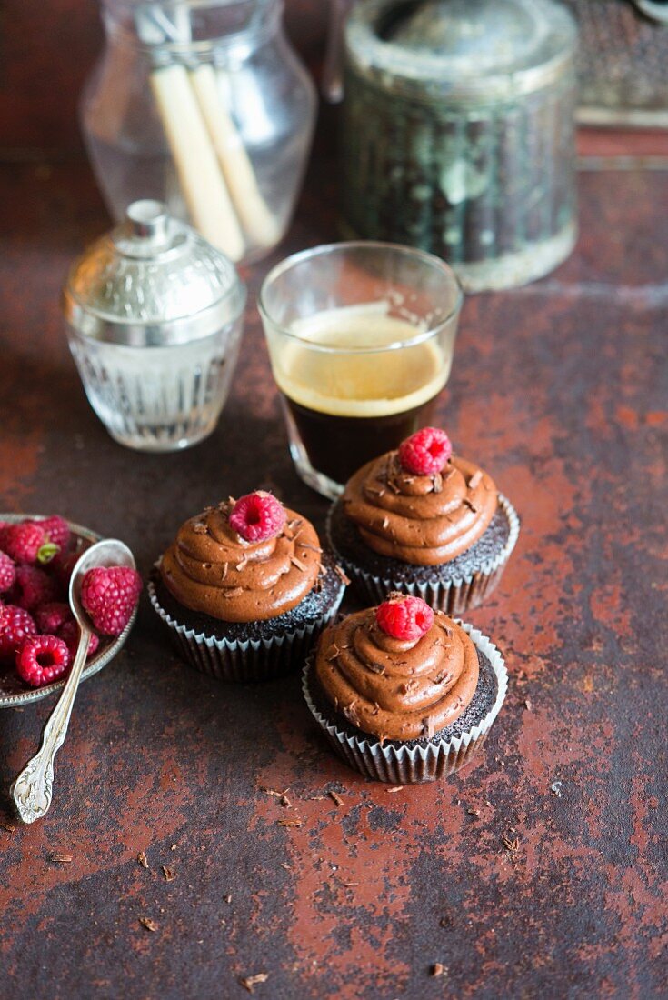Saftige Schoko-Cupcakes mit Schokoladenglasur und frischen Himbeeren