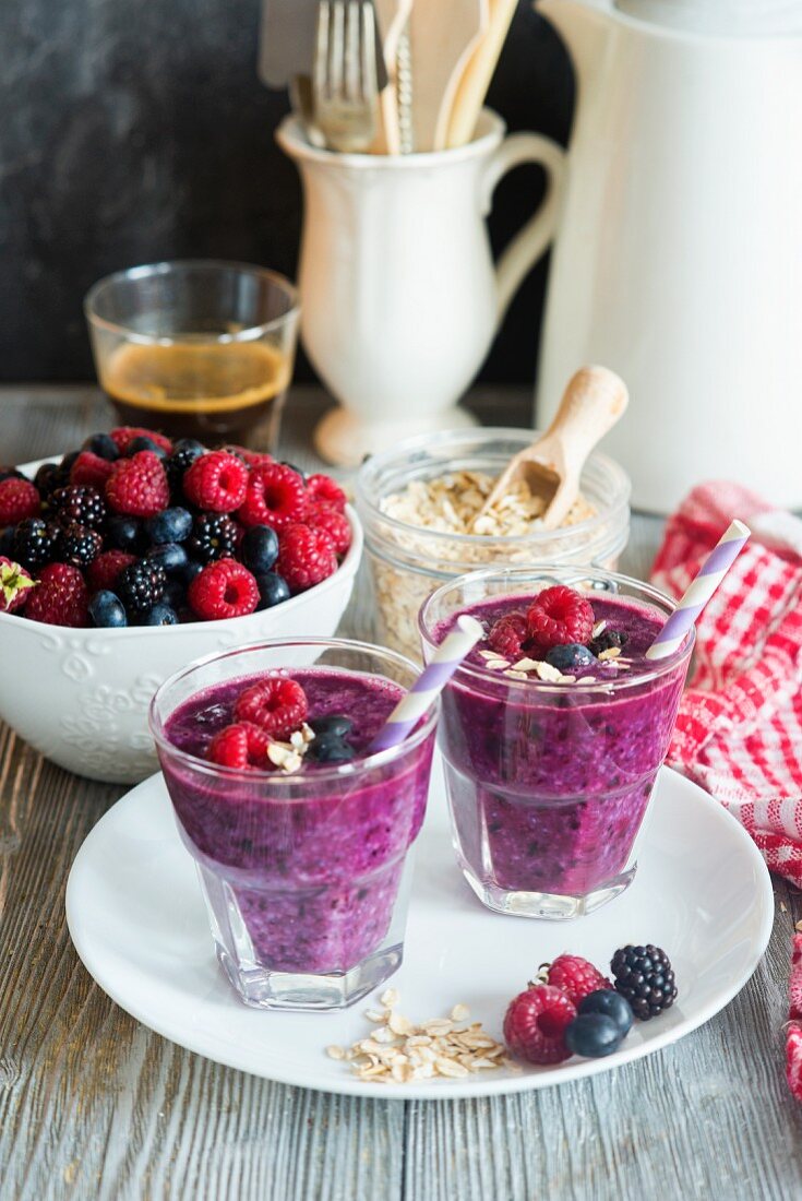 Healthy berry smoothies with oats