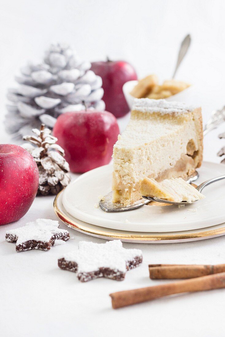 Ein Stück saftiger Apfelkuchen zu Weihnachten