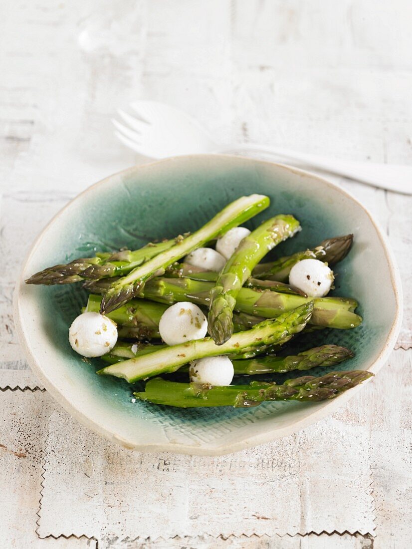 In Sojaöl marinierter Spargel mit Oregano und Cashewkäsebällchen