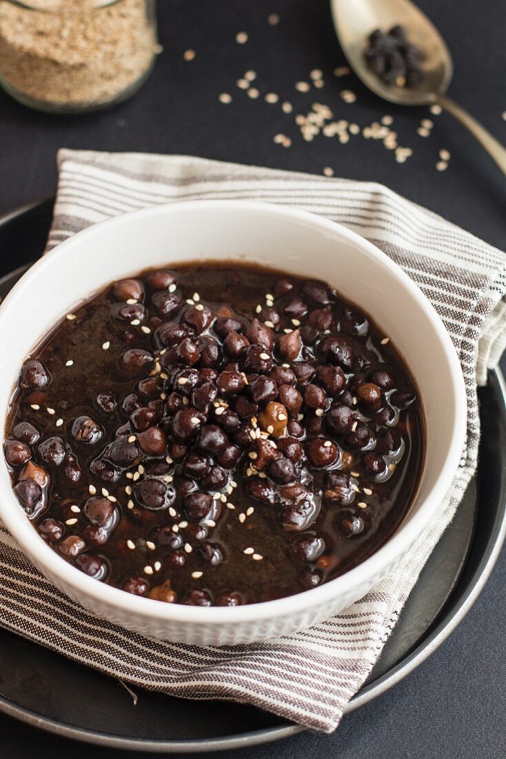 Schwarze Kichererbsensuppe mit Sesam