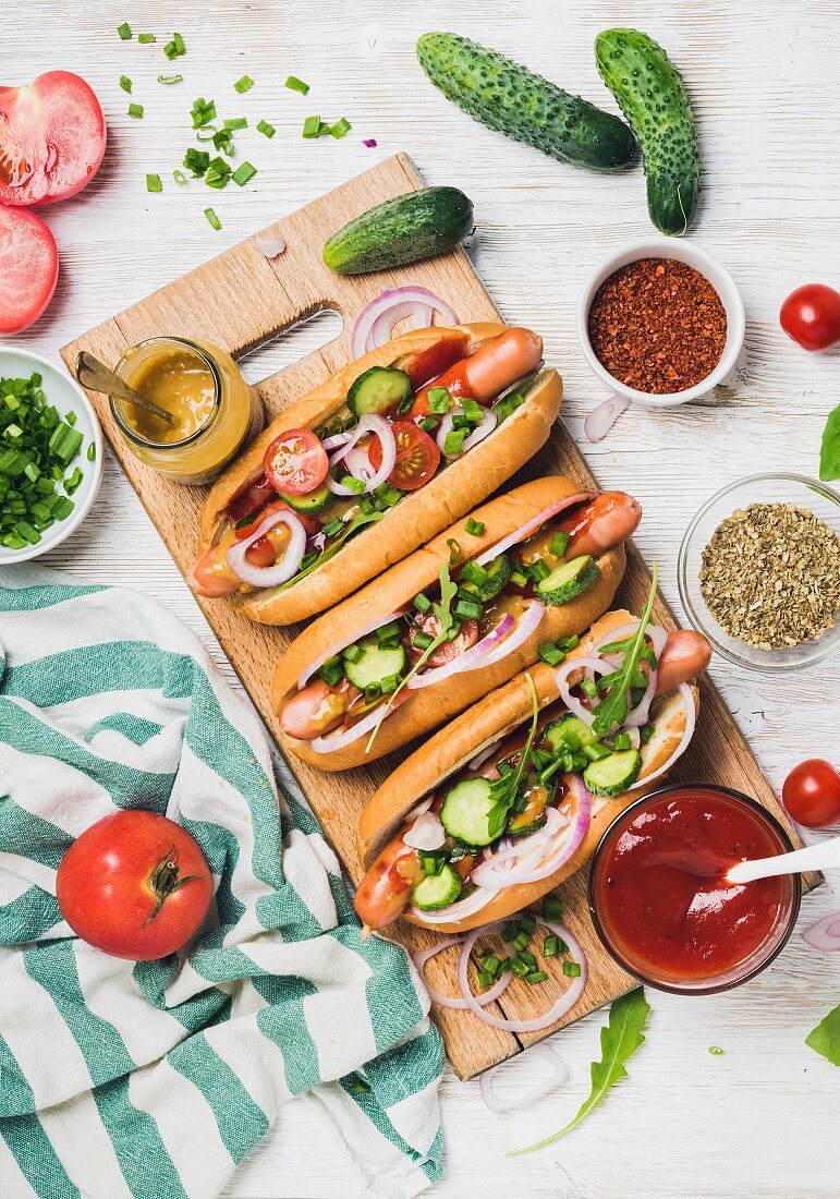 Selbstgemachte Hot Dogs mit Gemüse, Gewürzen, Ketchup und Senf