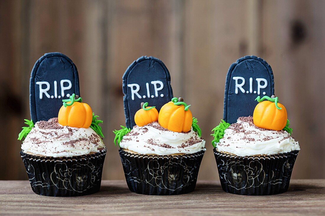 Drei Halloween-Cupcakes
