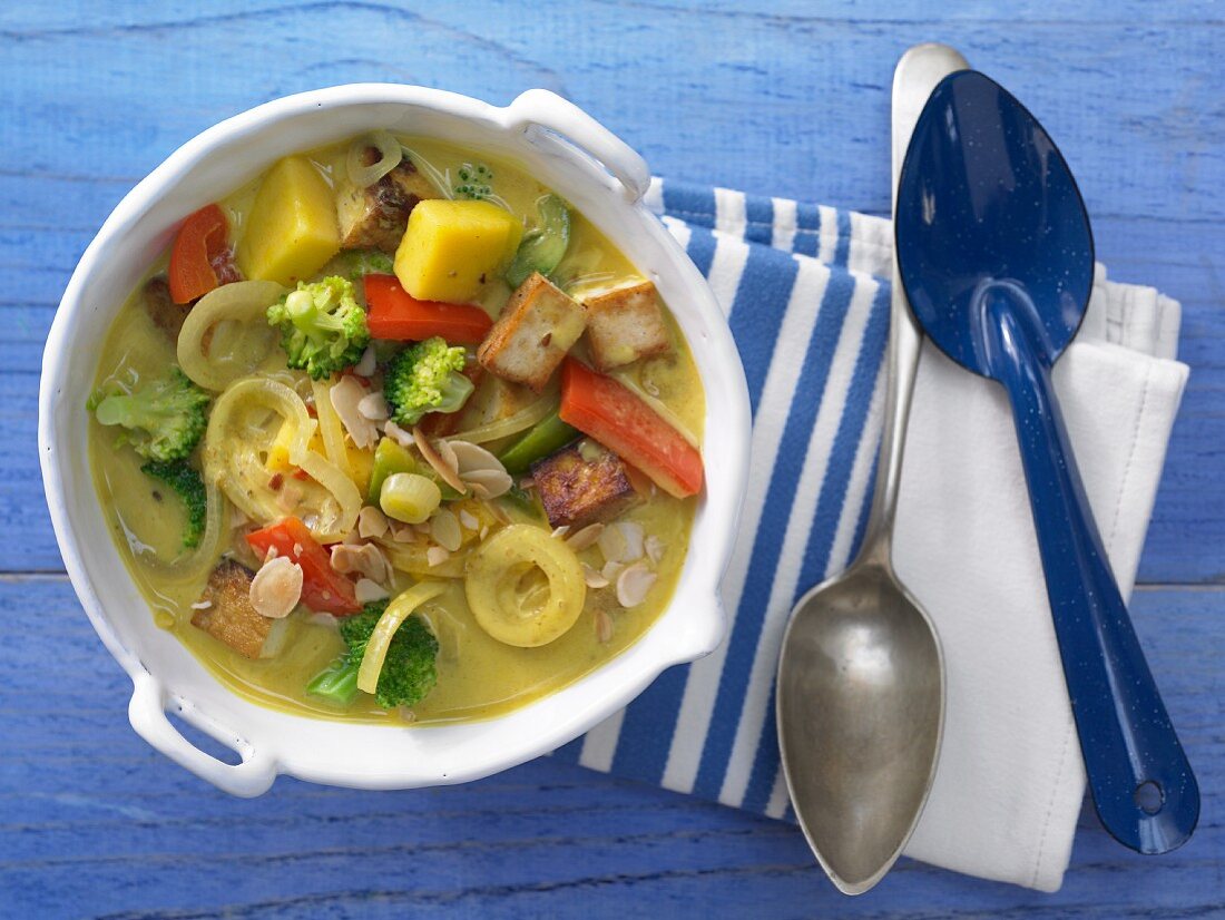 Vegetable curry with tofu, mango and almonds