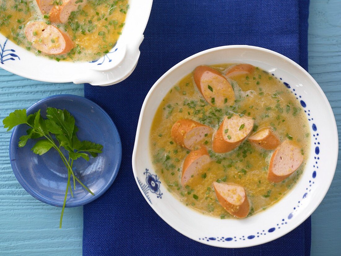 Erbsencremesuppe mit Geflügelwürstchen