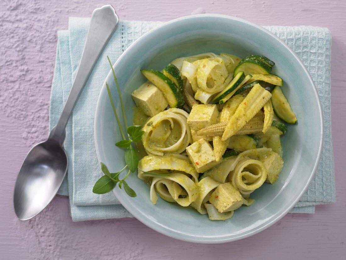 Tofu-Curry mit Gemüse und Reisnudeln