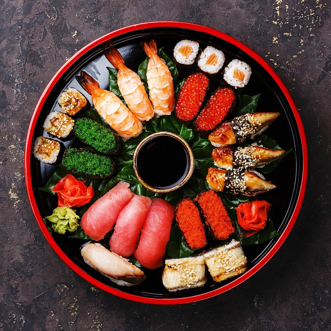Verschiedene Sushis (Nigiri, Maki, Gunkan und Sashimi), serviert auf traditioneller Sushi-Servierplatte (Sushi Oke)