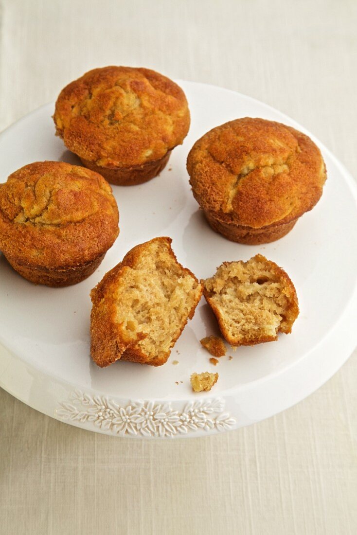 Zimt-Apfel-Muffins auf Kuchenständer