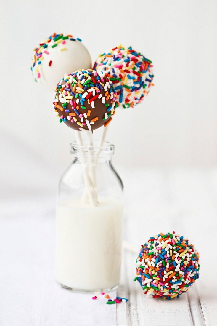 Schokoladen-Cake-Pops mit bunten Streuseln verziert