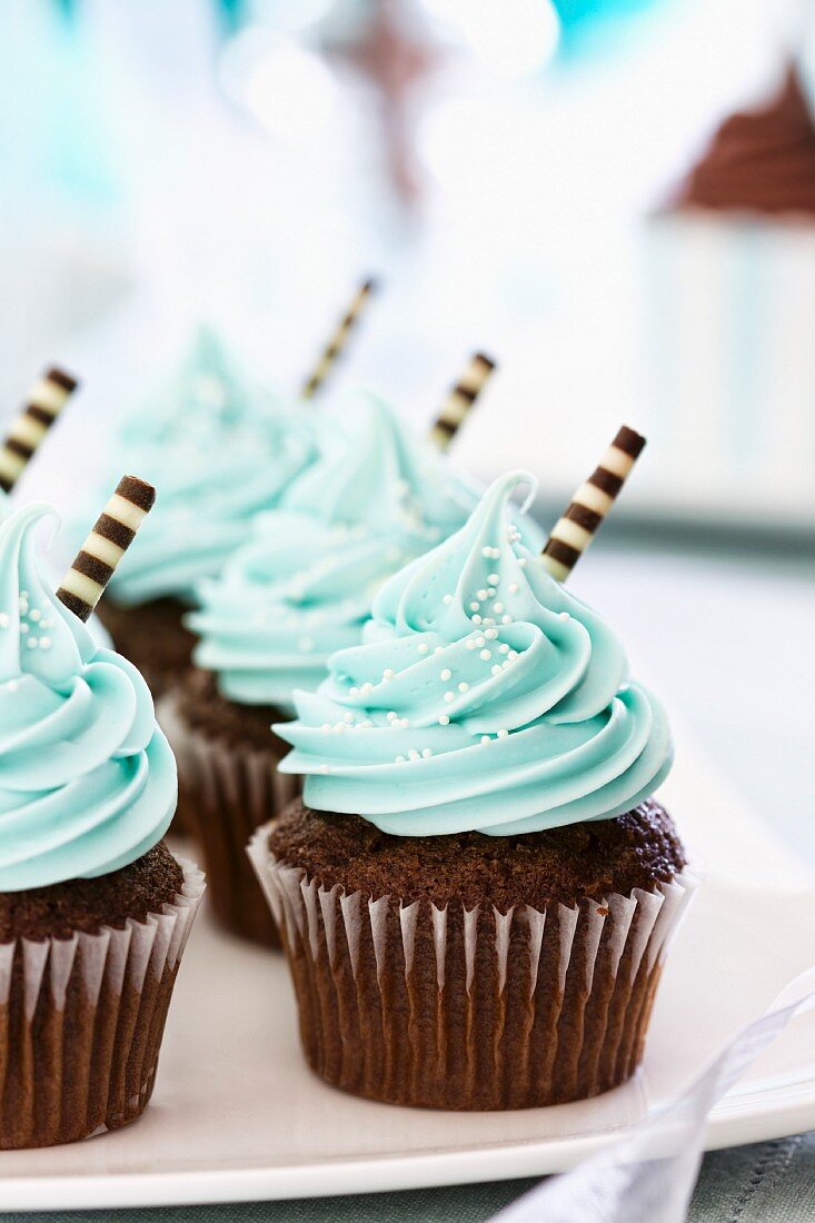 Schokoladen-Cupcakes auf einem Desserttablett