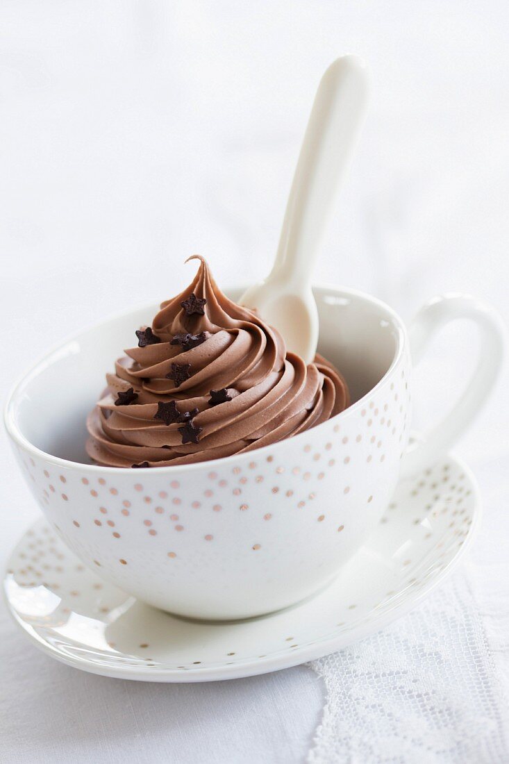Schokoladen-Cupcake in einer Teetasse