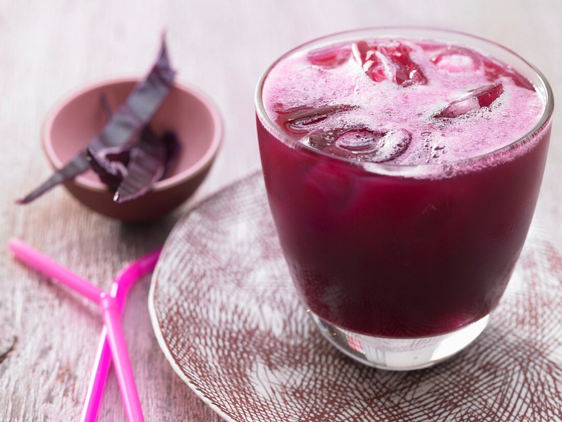 Roter Apfelsaft mit Rotkohl