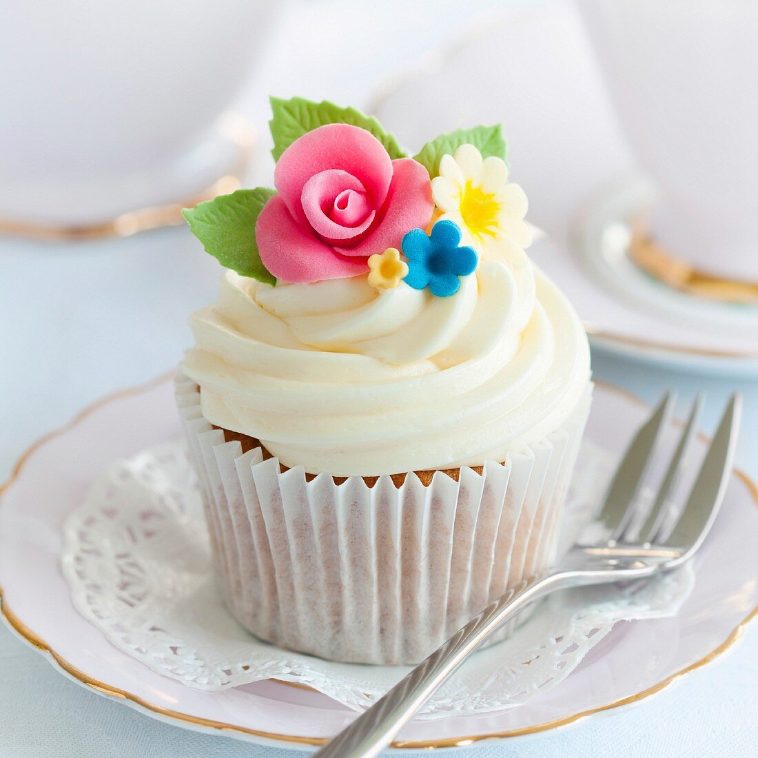 Cupcake, verziert mit Zuckerblüten (Close Up)