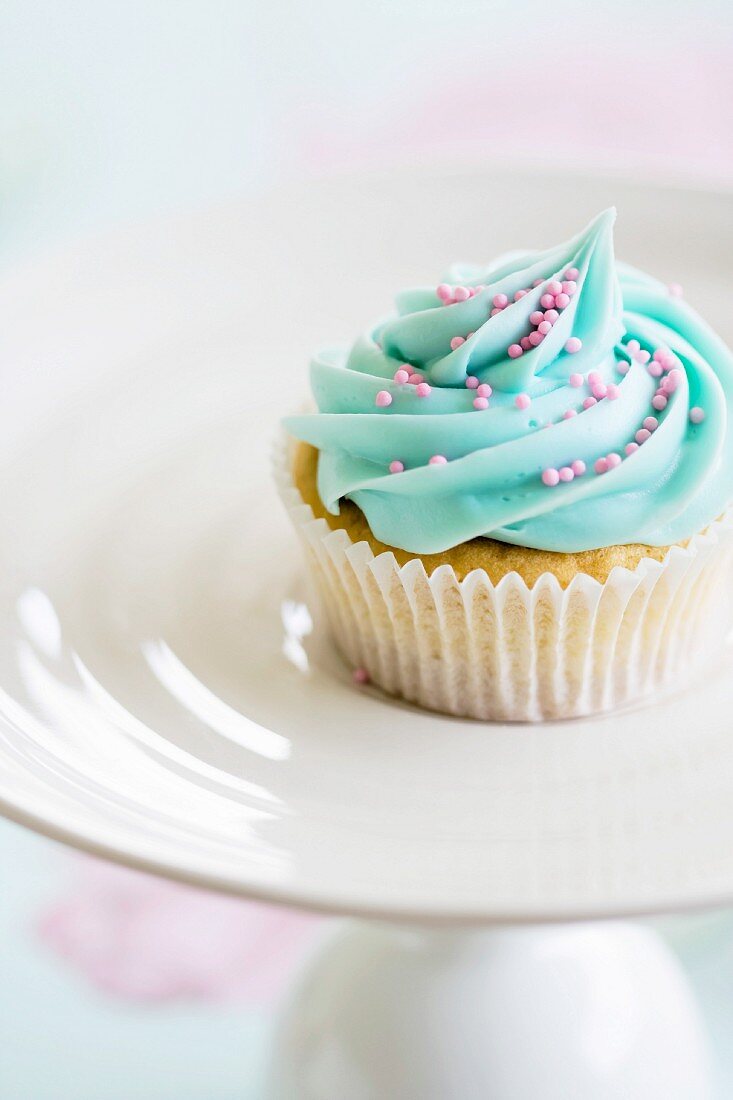 Cupcake mit rosa Zuckerperlen