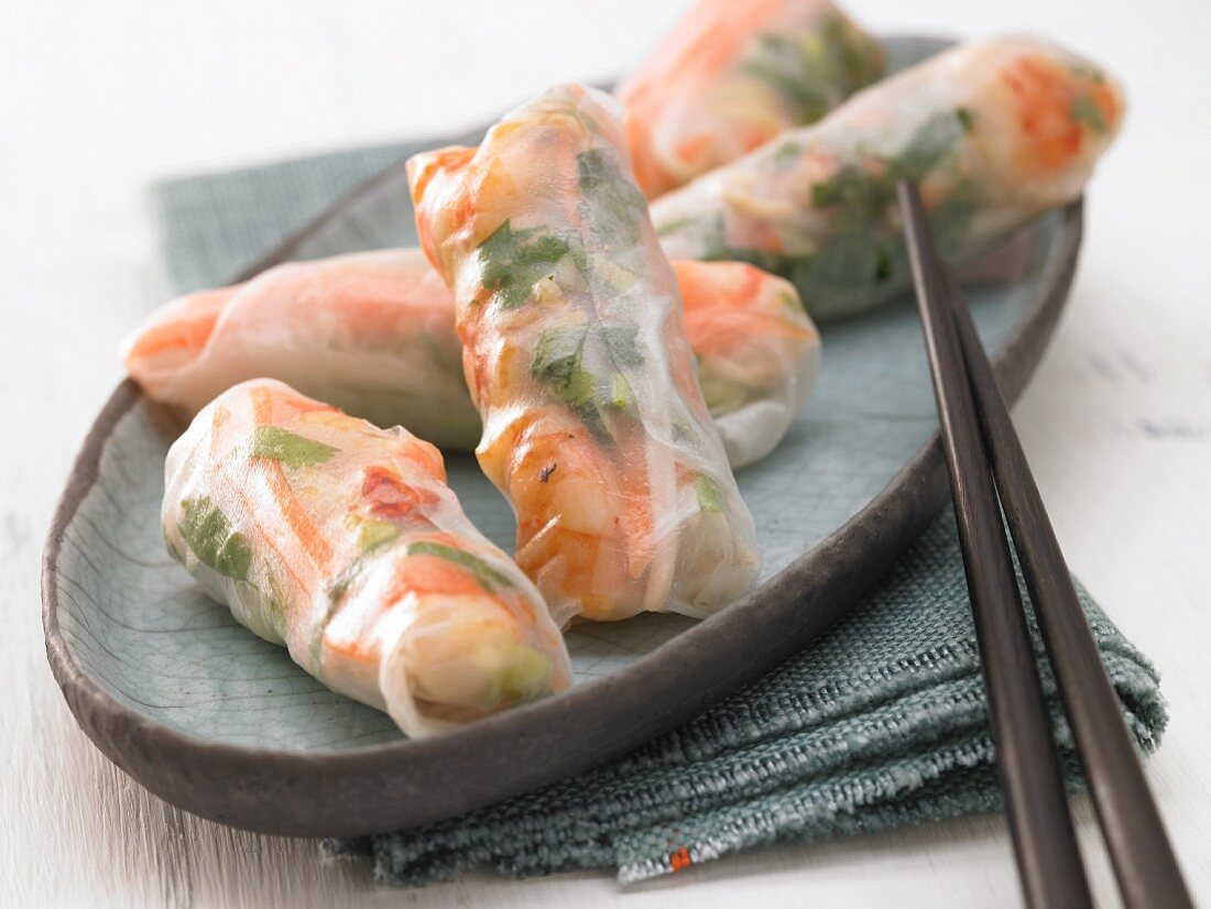 Asian rice paper rolls with prawns, beansprouts and ginger