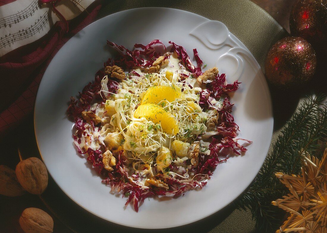 Radicchio-Fenchel-Salat mit Walnüssen, Orangen & Sprossen