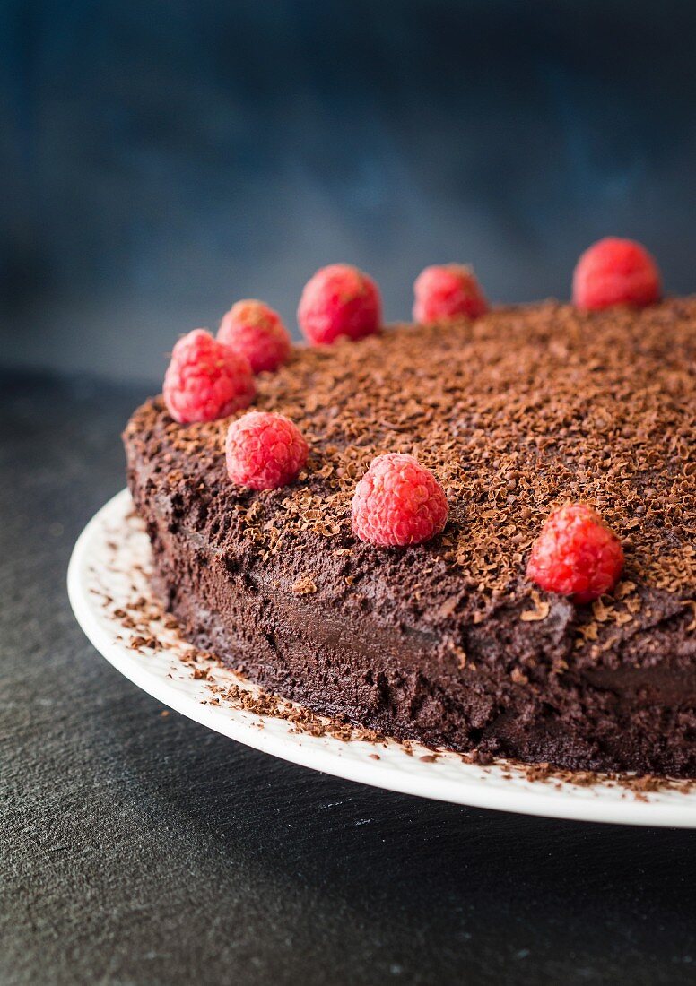 A flour-free and gluten-free chocolate cake with raspberries