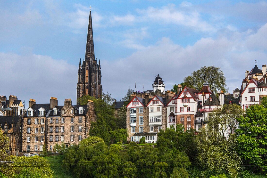 Blick auf die old town mit dem Turm des The Hub, Edinburgh, Schottland