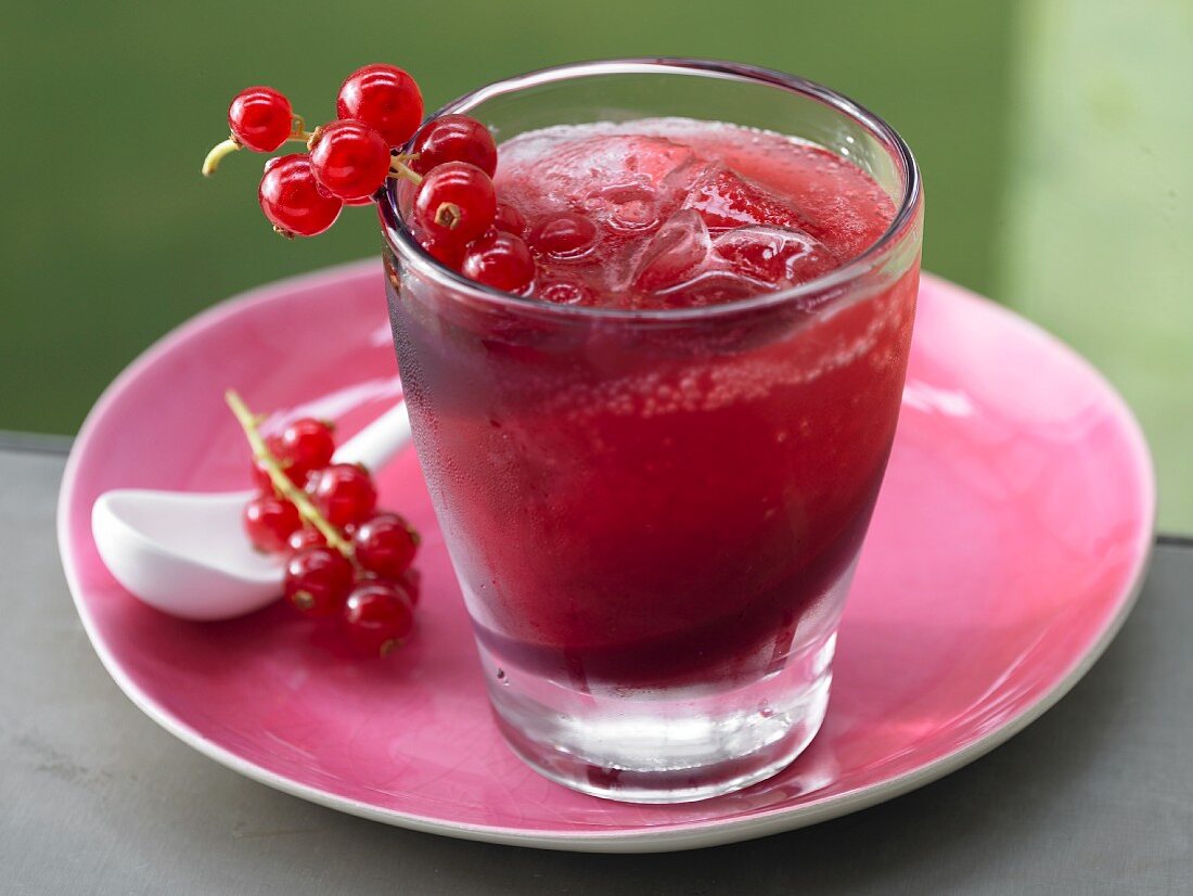 An apple and grapefruit drink with redcurrants